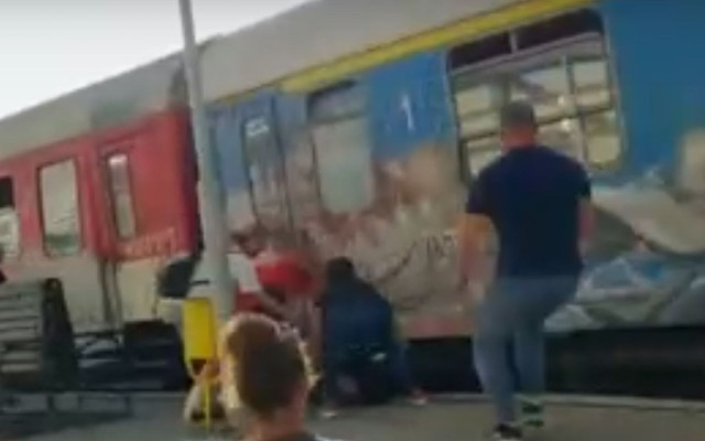 Кондуктор на влак яде бой от съпруга на жена, която пробва да се качи във вагона в движение