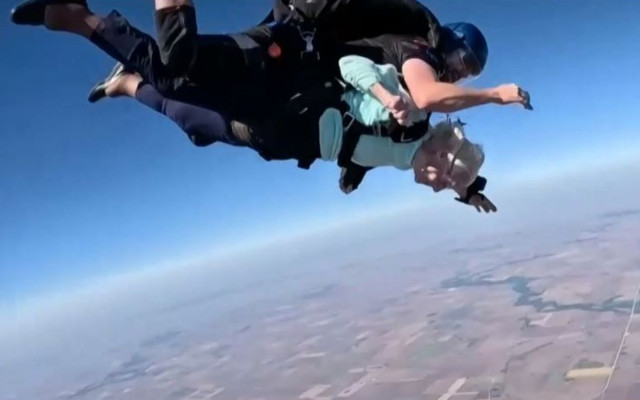 104-годишна ентусиастка скочи с парашут и влиза в Гинес