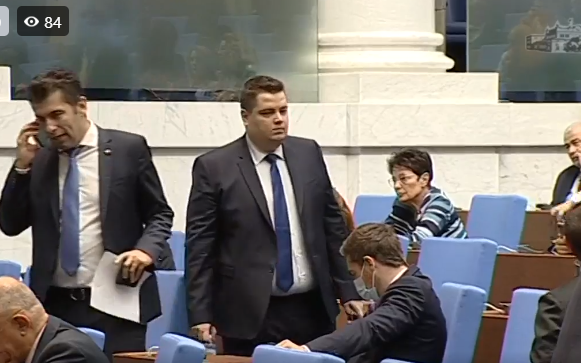 НА ЖИВО Парламентът гласува първия вот на недоверие срещу кабинета "Денков"