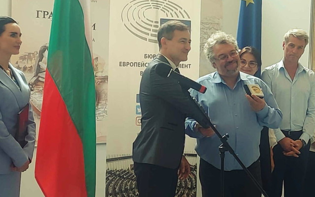 Мъжът на годината Манол Пейков изби рибата с интересна случка на автобусна спирка