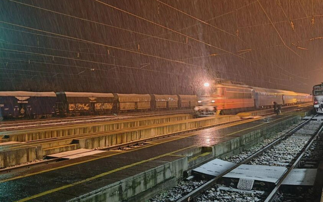 Отменени са редица влакове, градският транспорт в София изпълнява редовните си маршрути
