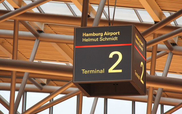 Летището в Хамбург бе отворено след близо 24-часова заложническа криза