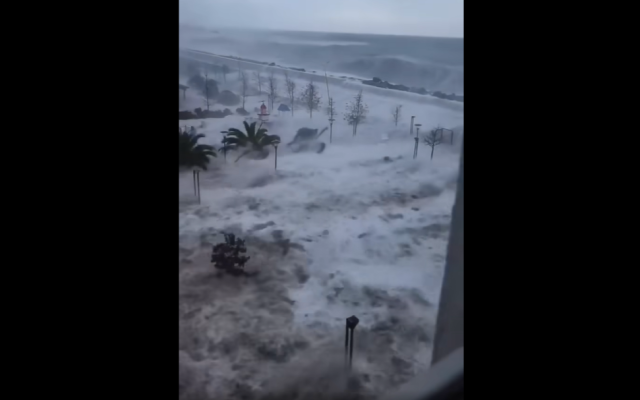 ВИЖТЕ 10-метровите вълни в Черно море от "Бурята на века", заливащи баровският курортен град Сочи