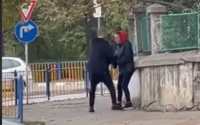 ВИДЕО Мъж налага жена с юмруци и ритници в Пазарджик, никой не се намесва