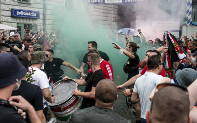 Унгарските фенове също скочиха на БФС и пожелаха успех на българските си колеги