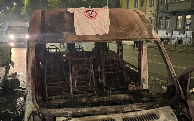 Счупени коли и запален полицейски бус: Вижте какви са щетите в София след протеста