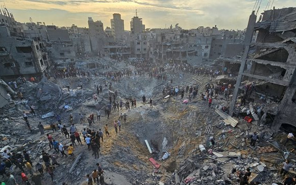 Израел уби поне 195 души в бежански лагер в Газа, още стотици са под развалините