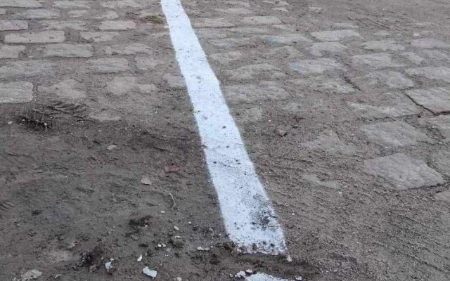 Слави скочи: В София полагат пътна маркировка върху кал!