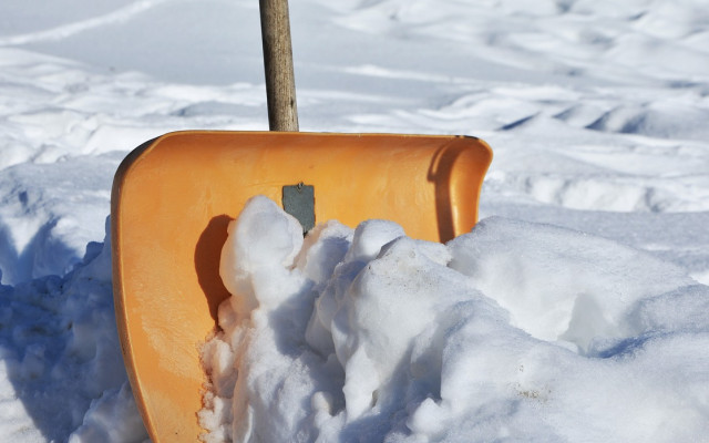 Мъж е с комоцио след семеен скандал за лопати за сняг