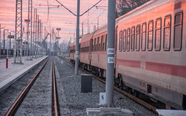 Локомотив прегази двама работници на жп мост в София