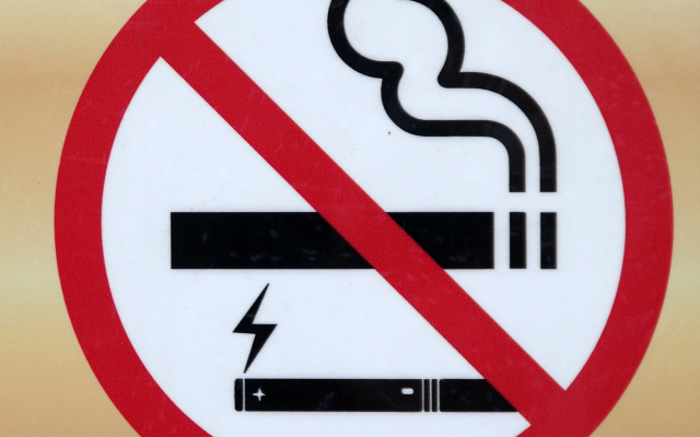 На първо четене: Забраниха продажбата на ароматизирани нагреваеми тютюневи изделия