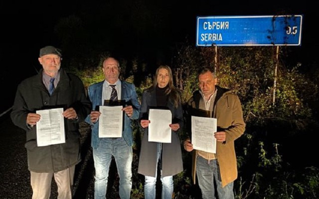 Нов скандал!  Иззеха 23 книги на Сугарев в Босилеград, не го пуснаха да представи "Елегията за краището"