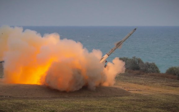 Даваме още ракети на Украйна и молим НАТО да ни пази с ПВО