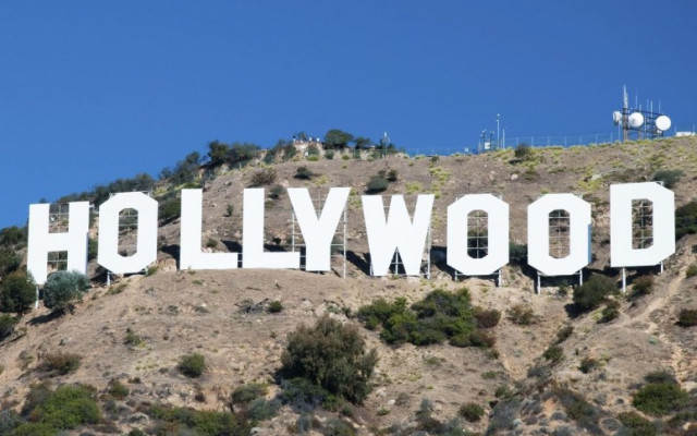 Легендарният надпис "Холивуд" чукна 100