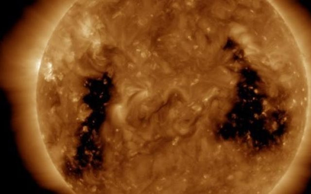 В Слънцето зейна огромна коронарна дупка, магнитни бури удрят Земята до дни (ВИДЕО)