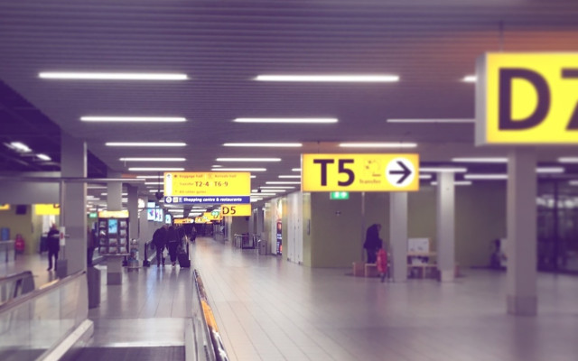 И летището в Амстердам отмени стотици полети