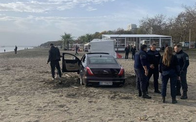 Баровска кола с украински номера паркира на плажа в Бургас и заседна в пясъка