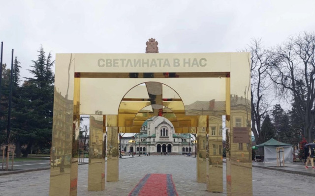 Златни арки с килимче пред "Св. Александър Невски" взривиха мрежите