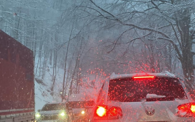 Заради непочистен сняг: Километрично задръстване и закъсали коли на „Петрохан” (ВИДЕО)