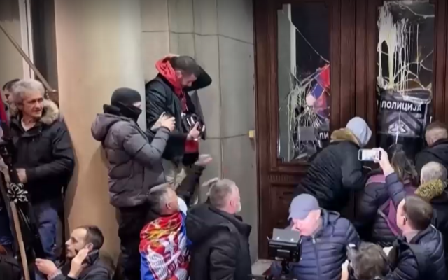 Протестиращи блокираха министерство в Белград