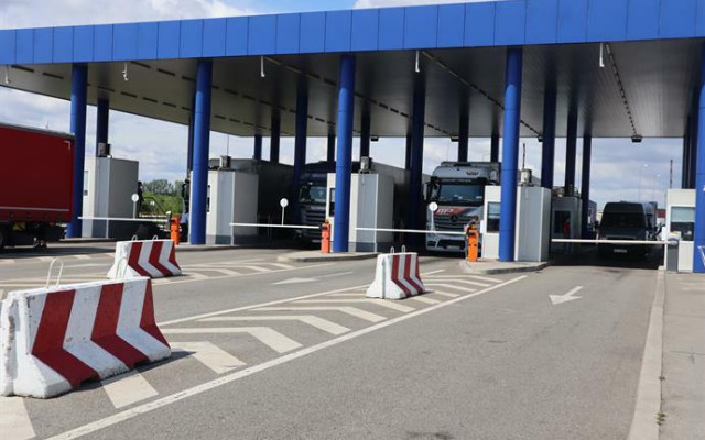 Масово шофьорите си плащат глобите на границата