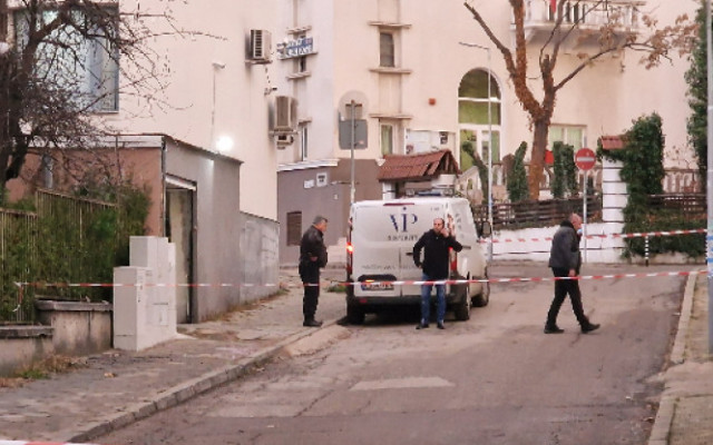 Трима въоръжени атакуваха инкасова кола, стреляха и раниха служител, при обир на трезор в Благоевград