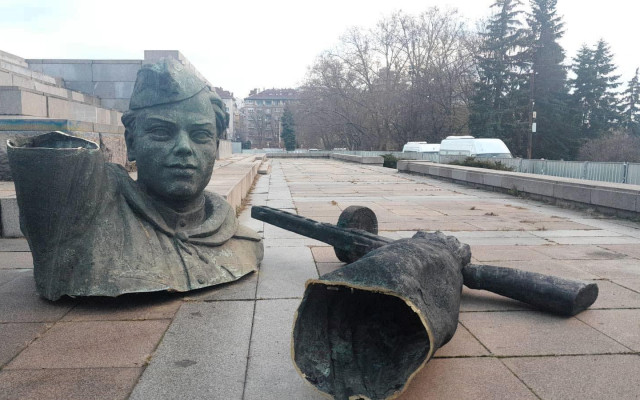 Демонтираха главата на руския войник от Паметника на Съветската армия