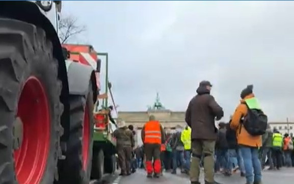 Хиляди трактори блокираха центъра на Берлин