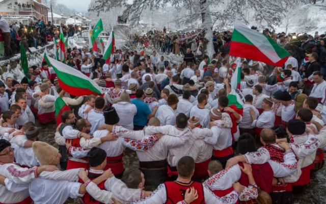 Традиционното мъжко хоро в Калофер: Как върви подготовката за ритуала?