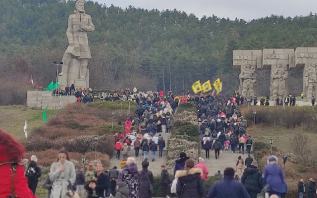 Хиляди се преклониха пред Ботев в Калофер