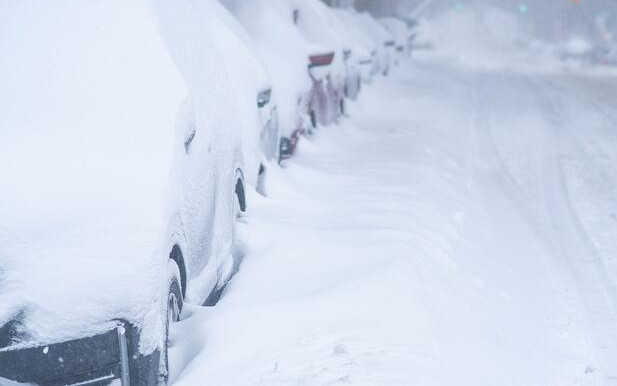 В плен на бурята „Иша”: Спрени влакове, отменени полети и хиляди без ток на Острова