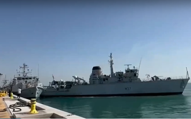 Зрелищно! Британски военен кораб удари друг при опит да "паркира" (ВИДЕО)