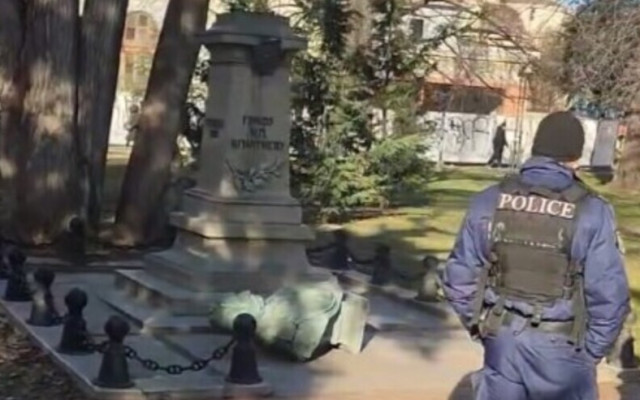 Вандали откъртиха бюста на граф Игнатиев от постамента във Варна