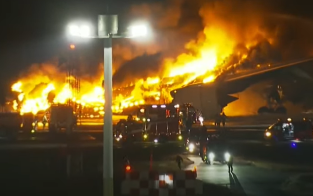 Сблъсък между два самолета е причинил пожара на летището в Токио, жертвите са най-малко 5 (ВИДЕО)
