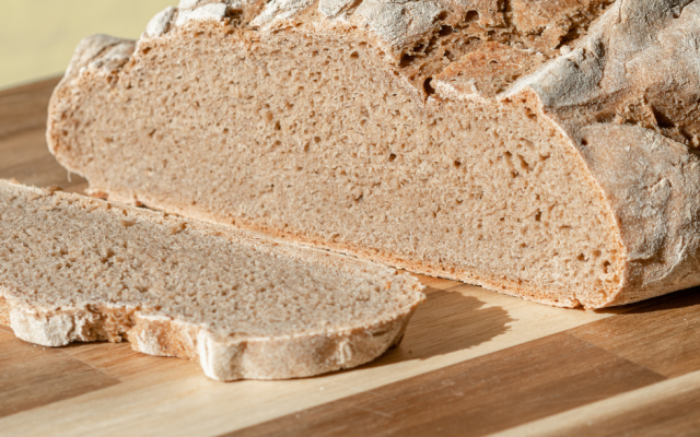 Магазините са пълни с черен хляб, който е боядисан