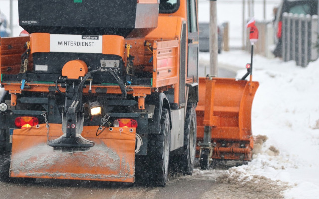 Армия от снегорини почиства пътищата в страната