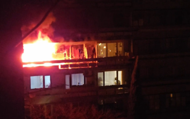 Пожар отне живота на мъж, а жена беше обгазена в блок в Сливен
