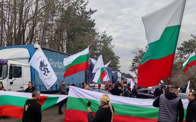 Депутати и активисти на "Възраждане" блокираха границата на Гюешево