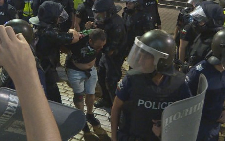 Полицаите вече ще носят персонални видеокамери,  за да не си позволяват насилие