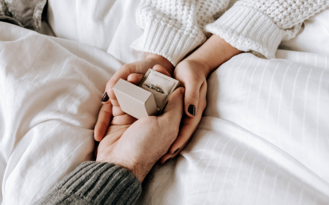 Размяна на ролите: Жени подаряват годежни пръстени на мъже