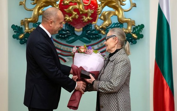 Румен Радев връчи на Цветана Манева почетния знак на президента
