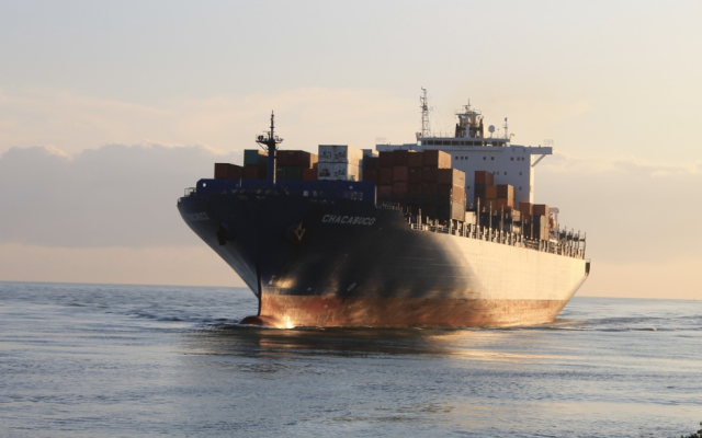Нова атака на хусите! Търговски кораб гори в Аденския залив
