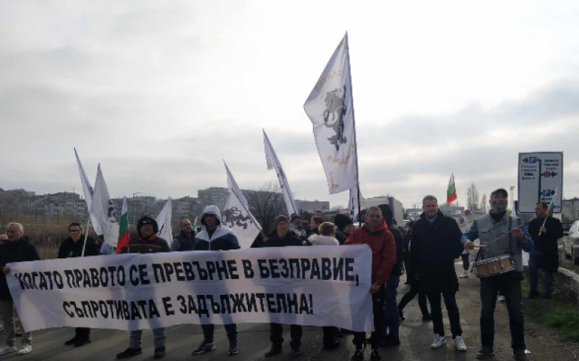 Активисти на „Възраждане“ блокираха входа на пристанище Бургас – запад