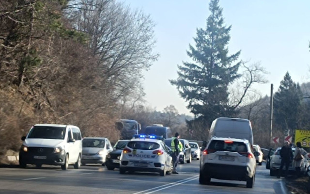 Катастрофа задръсти пътя София - Перник, има пострадали