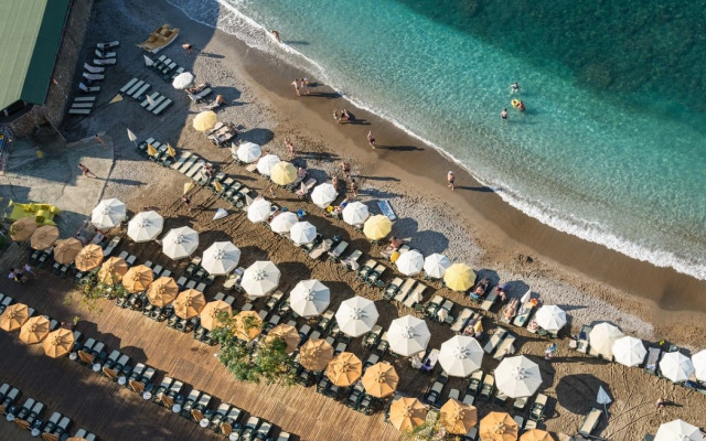 Сянката на плажа поскъпва тази година