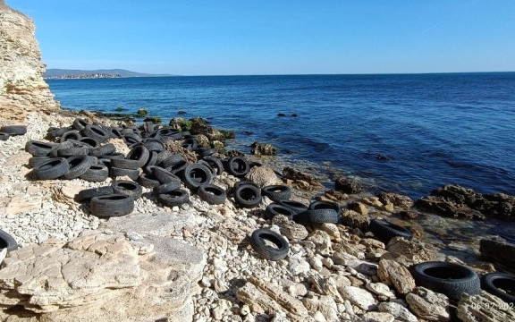 Грозна гледка! Плаж в Несебър стана сметище за стари гуми