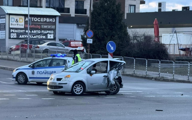 Тежка катастрофа в София, автомобил бе смачкан наполовина