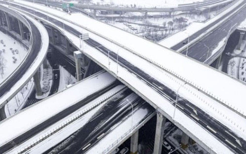 В навечерието на Лунната нова година: Пътници в Китай са блокирани от снега