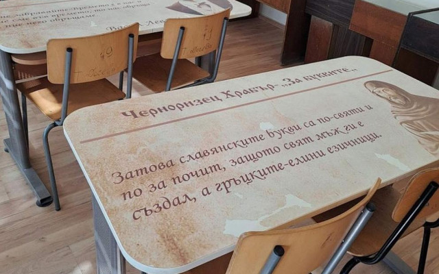 Чинове с ликове и цитати на велики българи посрещат възпитаниците на училище в Симеоновград