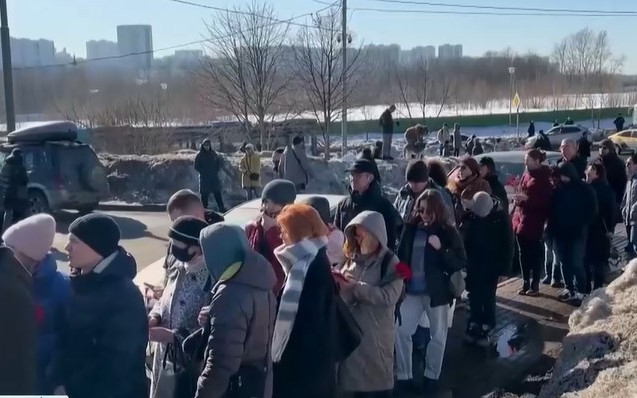 Поддръжници на Навални продължават да се стичат на гроба му